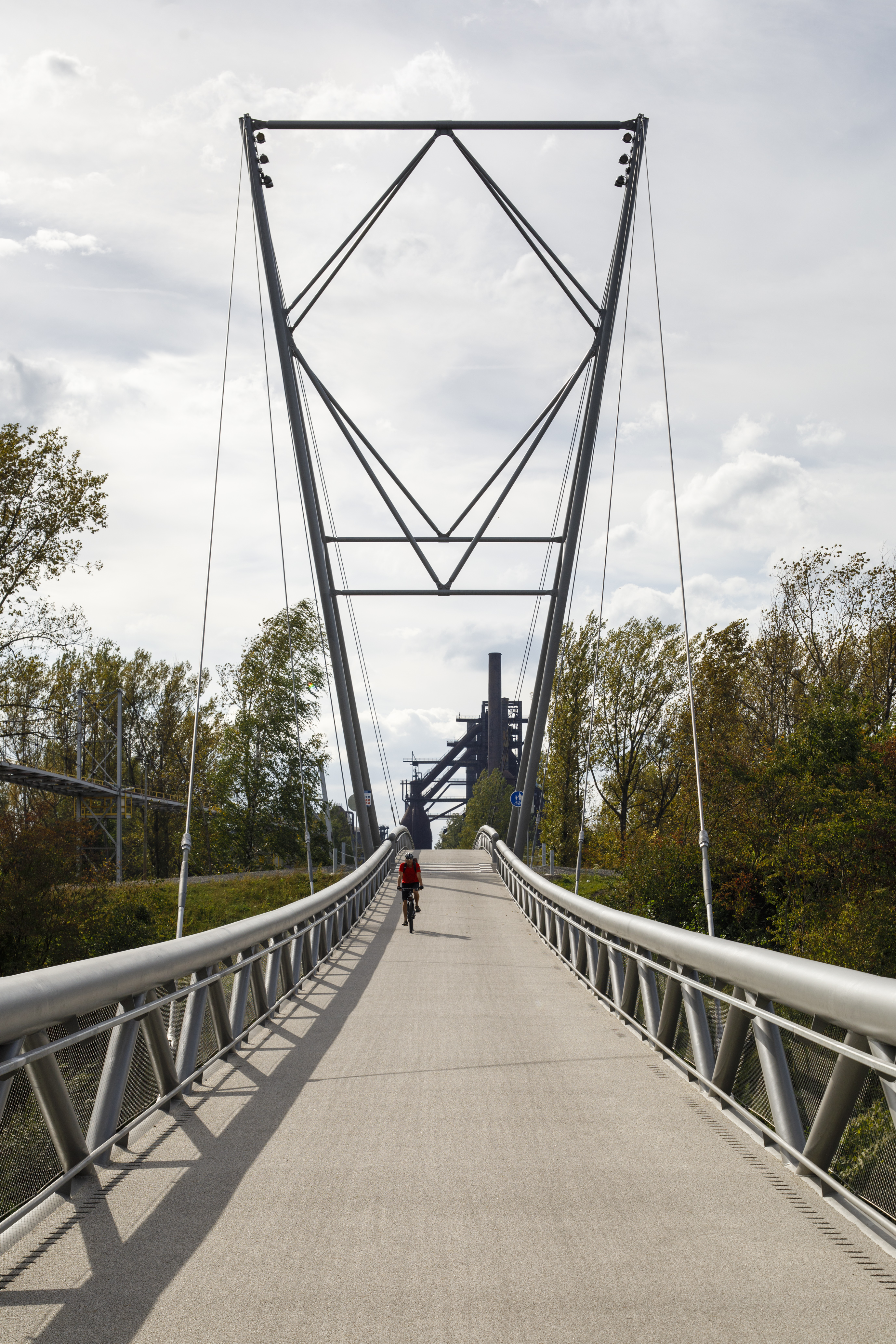 Ocelová lávka pro pěší a cyklisty přes řeku Ostravici a železniční koridor v Ostravě 
